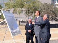 İlham Əliyev Bakı-Ələt avtomobil yolunun 2-4-cü kilometrliyində həyata keçirilən inşaat işlərinin gedişi ilə tanış olub(FOTO)